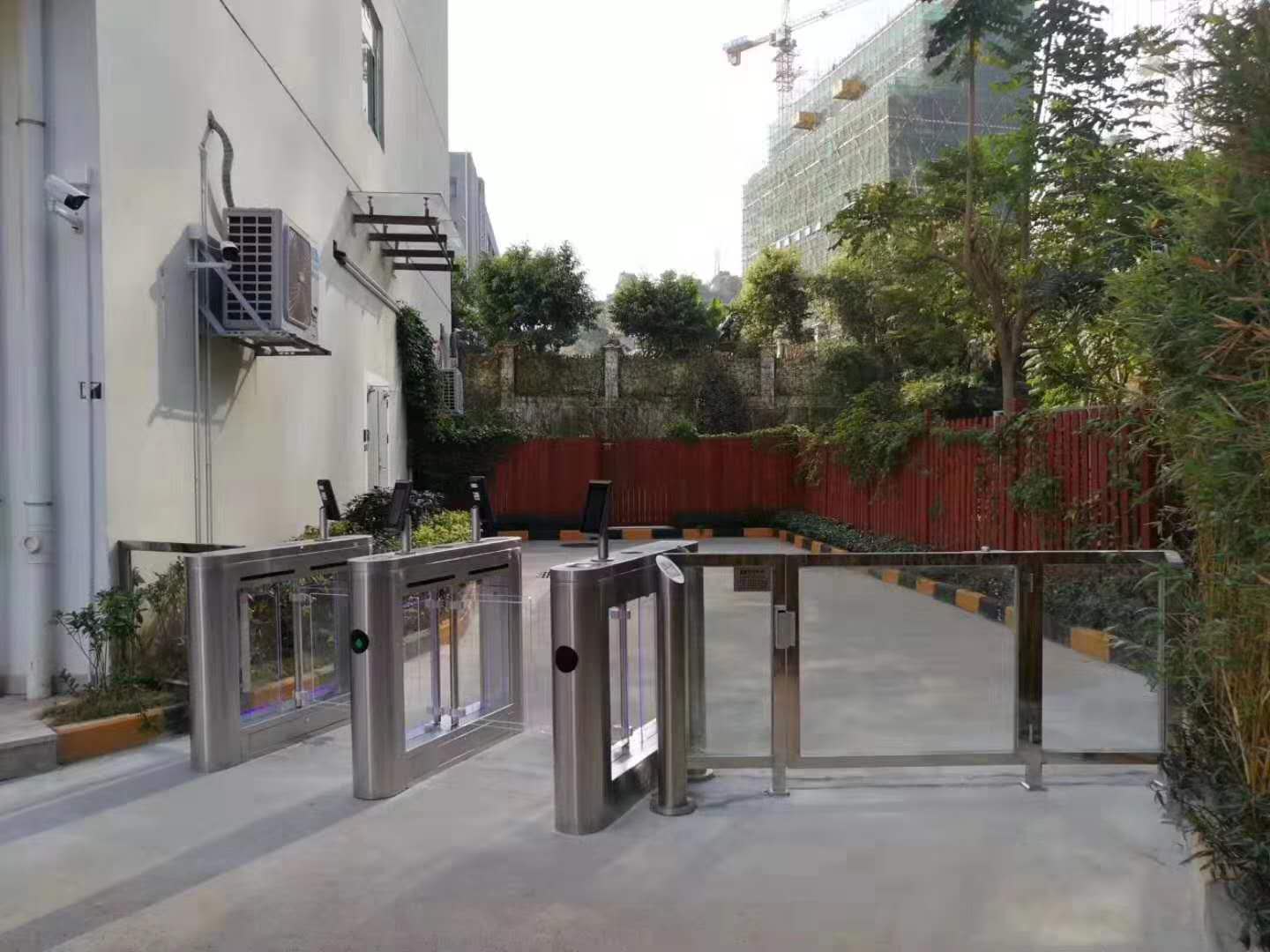 工業(yè)區(qū)人臉識(shí)別考勤閘機(jī)