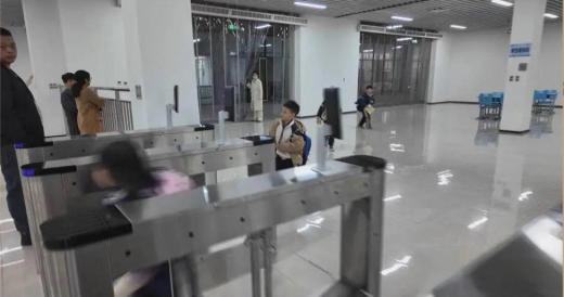 嶗山今年再為3所學校配備智慧停車接送系統